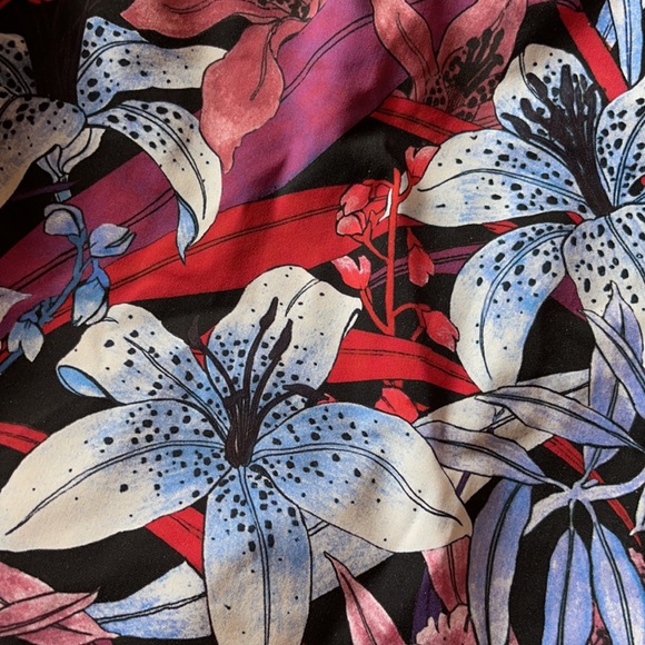 NWOT Lululemon Dark Shoreline Pink Lily Blue Floral One Piece Swimsuit Sz 4 - Picture 8 of 8